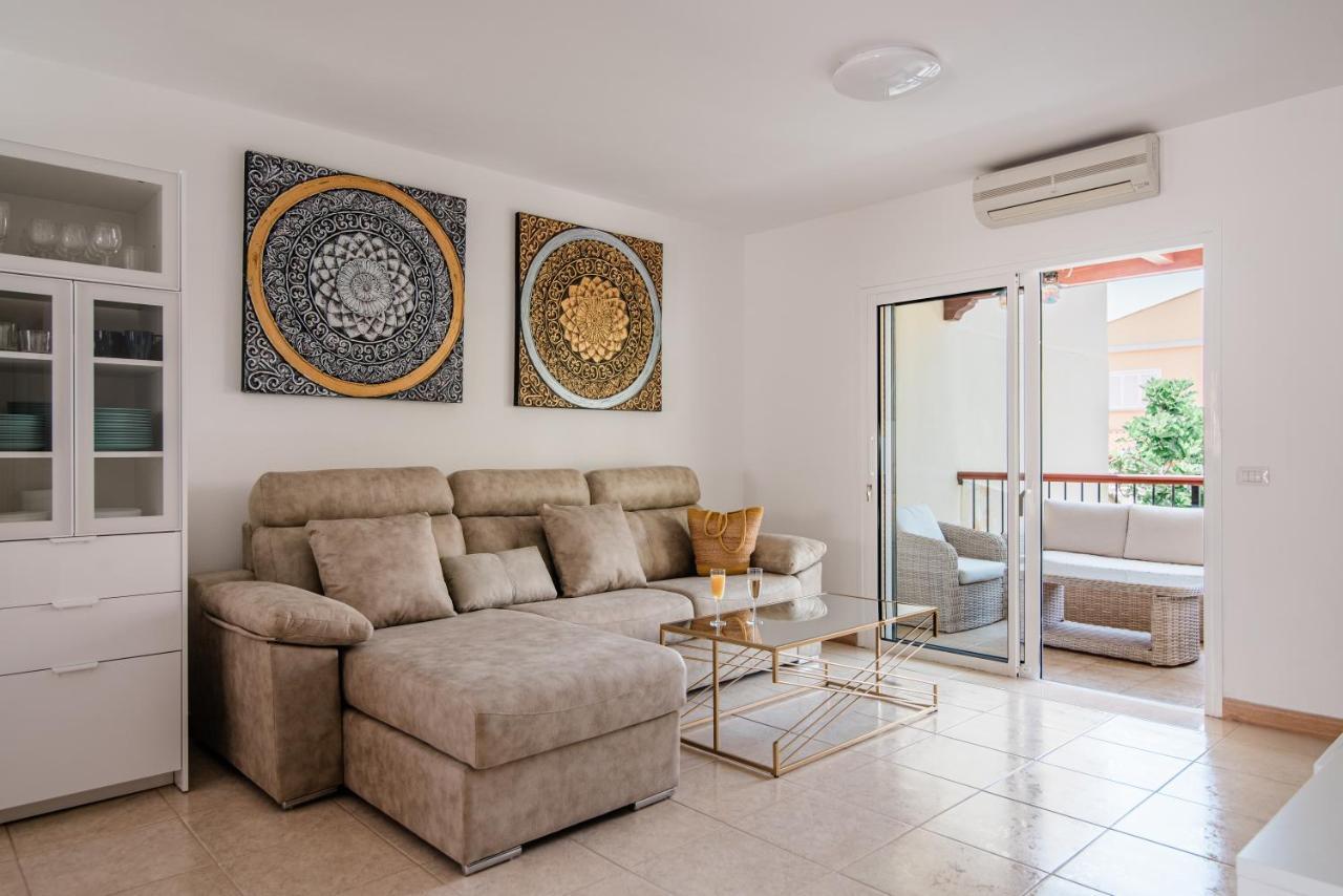 Comfortable 4-Bedroom Villa With Private Gardens Costa Adeje  Kültér fotó