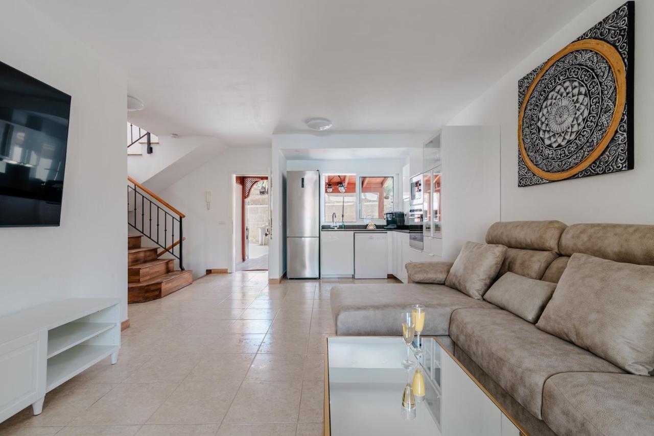 Comfortable 4-Bedroom Villa With Private Gardens Costa Adeje  Kültér fotó