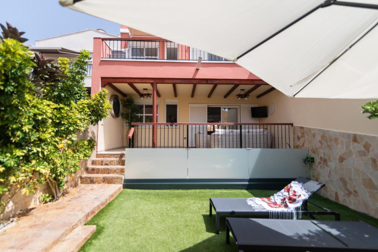 Comfortable 4-Bedroom Villa With Private Gardens Costa Adeje  Kültér fotó