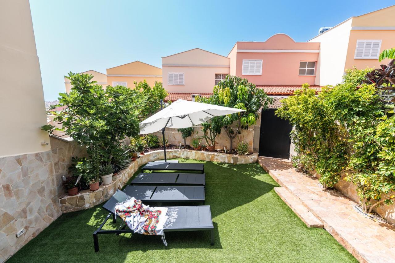 Comfortable 4-Bedroom Villa With Private Gardens Costa Adeje  Kültér fotó