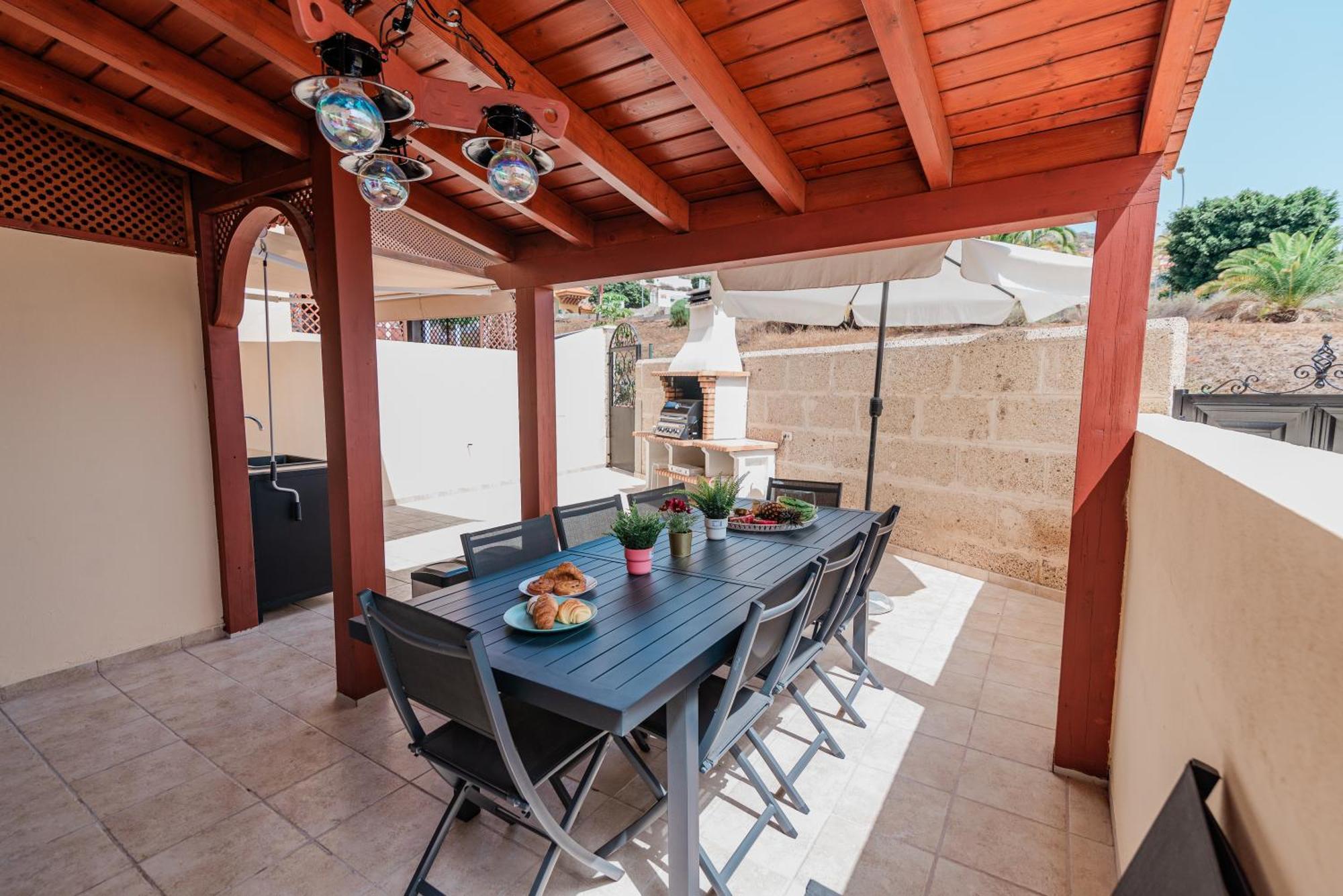 Comfortable 4-Bedroom Villa With Private Gardens Costa Adeje  Kültér fotó