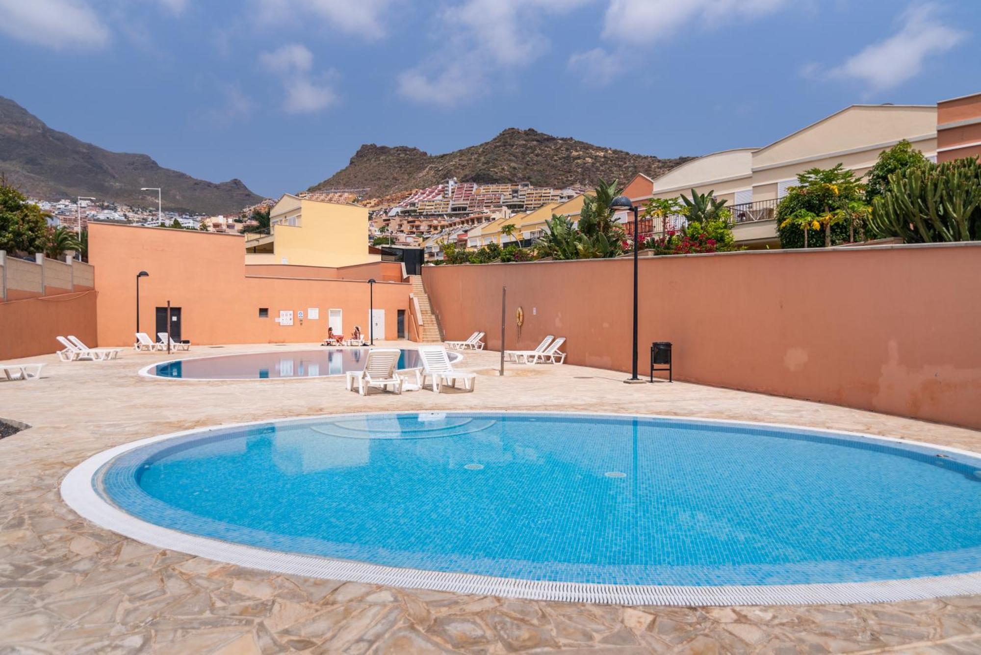 Comfortable 4-Bedroom Villa With Private Gardens Costa Adeje  Kültér fotó