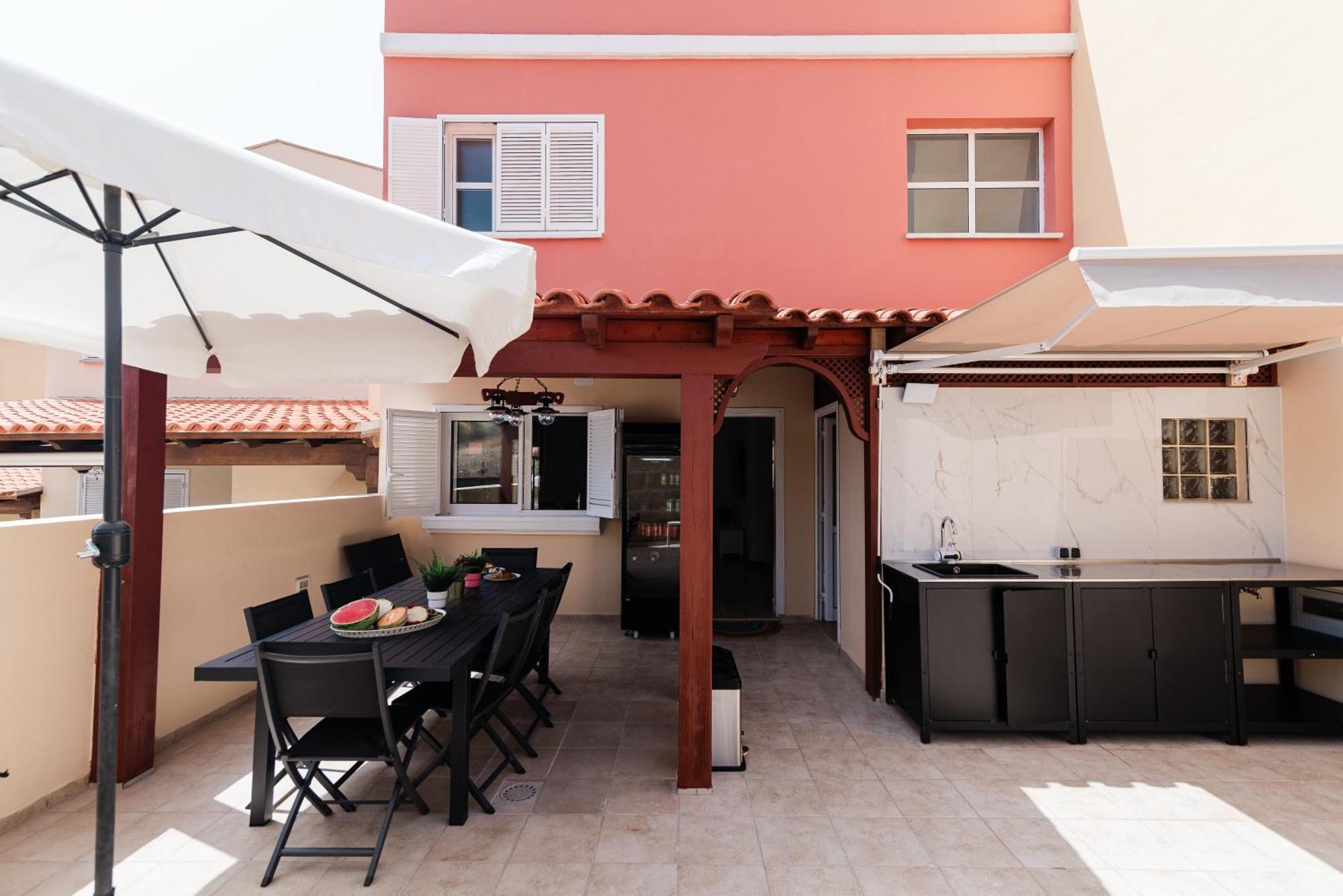 Comfortable 4-Bedroom Villa With Private Gardens Costa Adeje  Kültér fotó