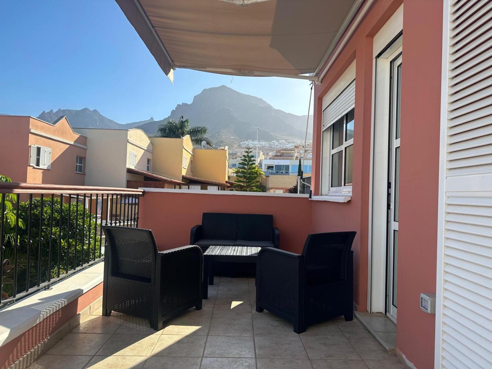 Comfortable 4-Bedroom Villa With Private Gardens Costa Adeje  Kültér fotó